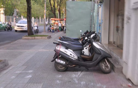 Xe máy dựng trên lề đường, không ai trông coi