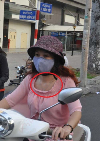 Đeo trang sức hớ hênh khi ra đường dễ bị cướp