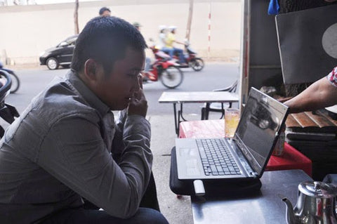 Vừa ngồi uống cà phê vỉa hè, vừa mở laptop dễ bị cướp