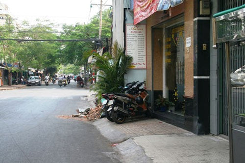 Dựng xe tay ga trước nhà lọt vào tầm ngắm bọn cướp