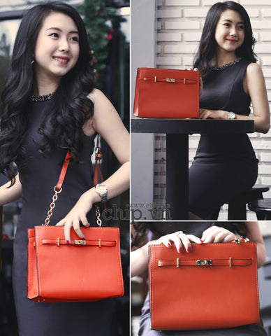 Chiếc Sling quai xích gam màu đỏ