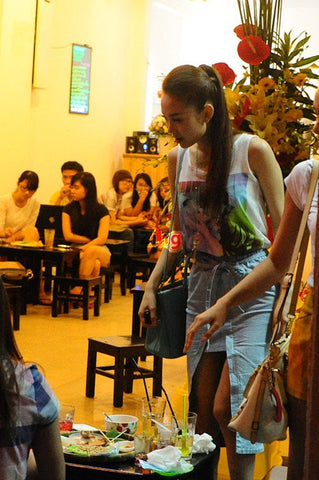 Minh Hằng yêu thích túi Prada Saffiano