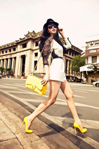 Ngọc Trinh khéo léo kết hợp với túi xách gam vàng