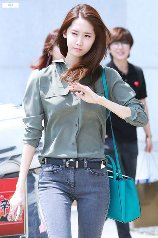 Jessica diện túi xách Fendi
