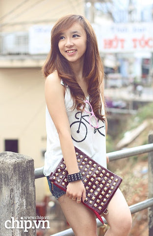 Điệu đà hơn với xắc đinh tán gam đỏ đô